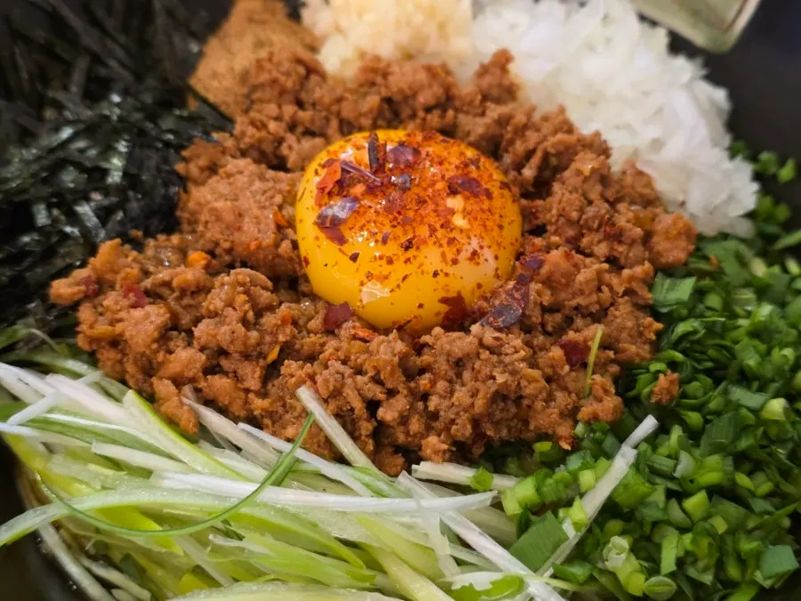 Mixing egg yolk into mazemen
