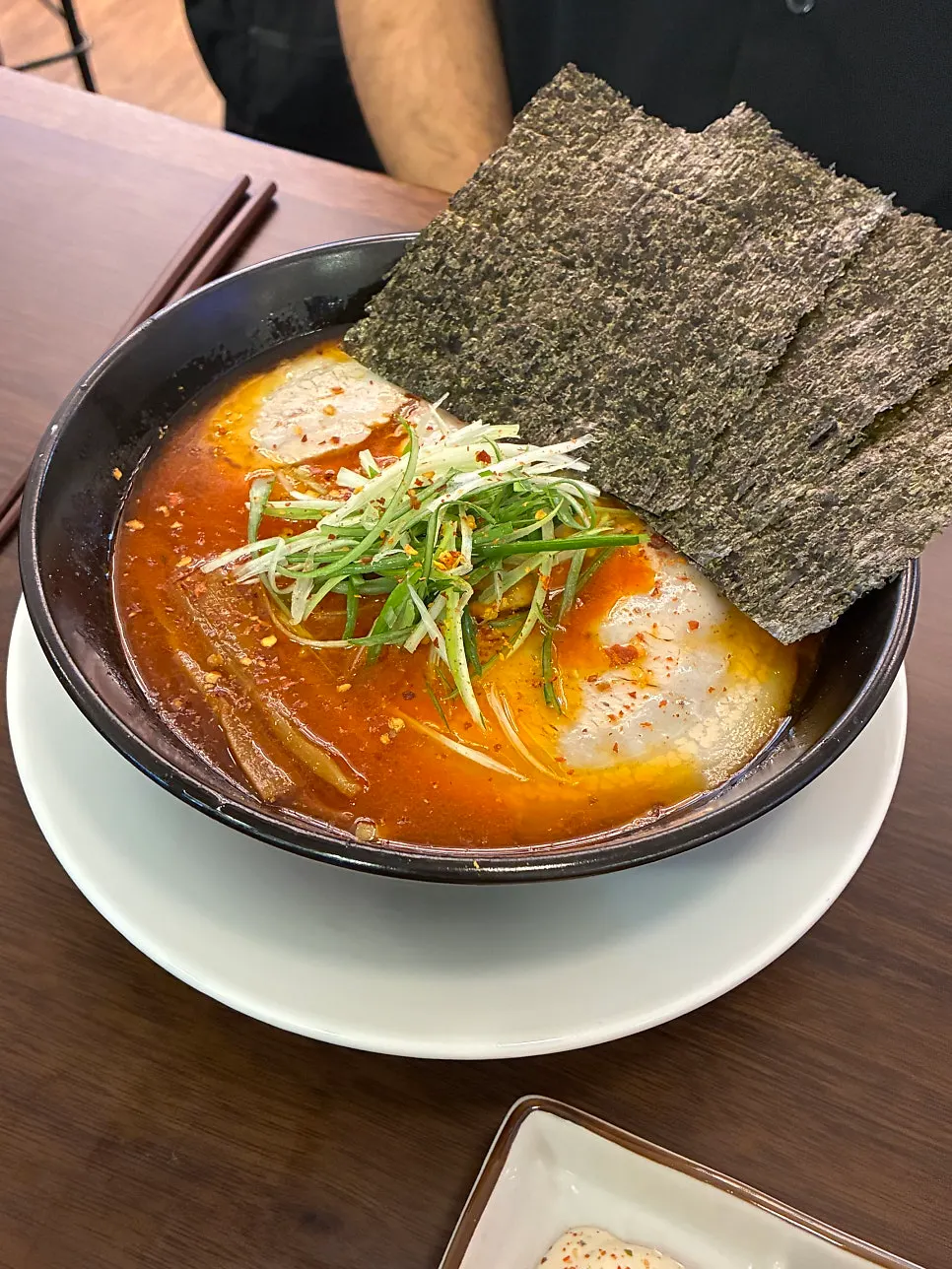 테이블에 놓인 라멘 두 그릇
