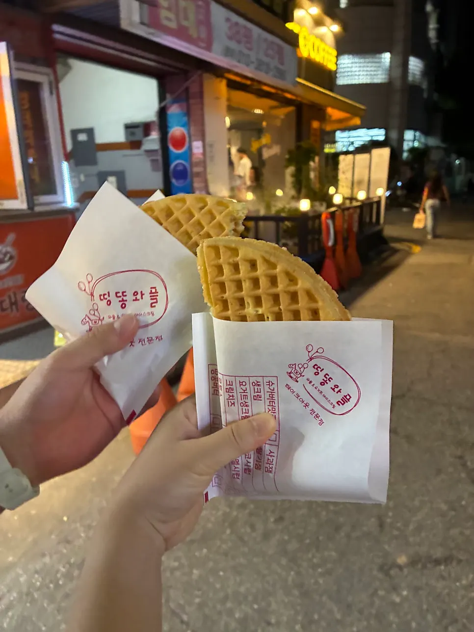 산책 코스에서 사 먹은 와플