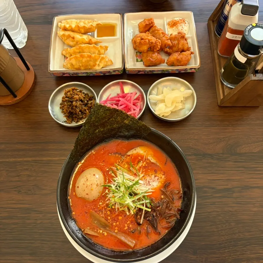 주문한 라멘과 사이드 메뉴 한 상