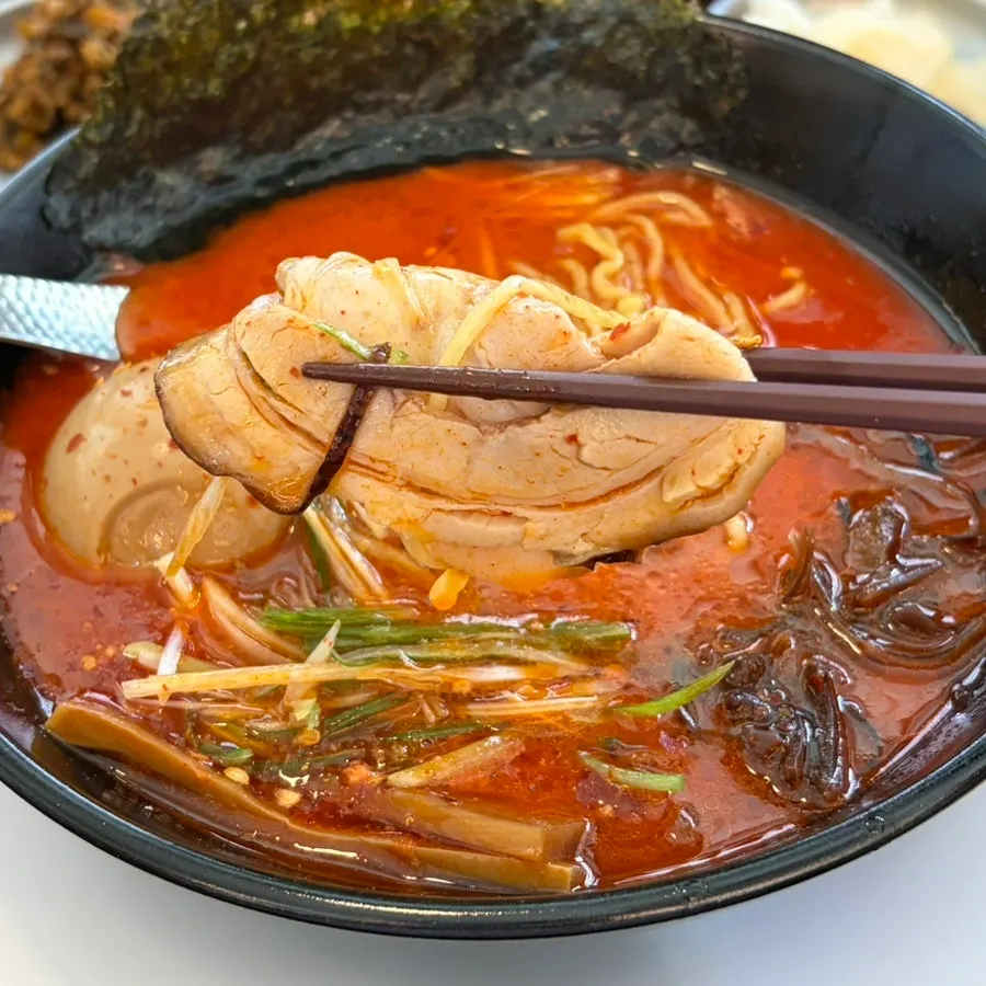카라이돈코츠라멘에 올라간 차슈