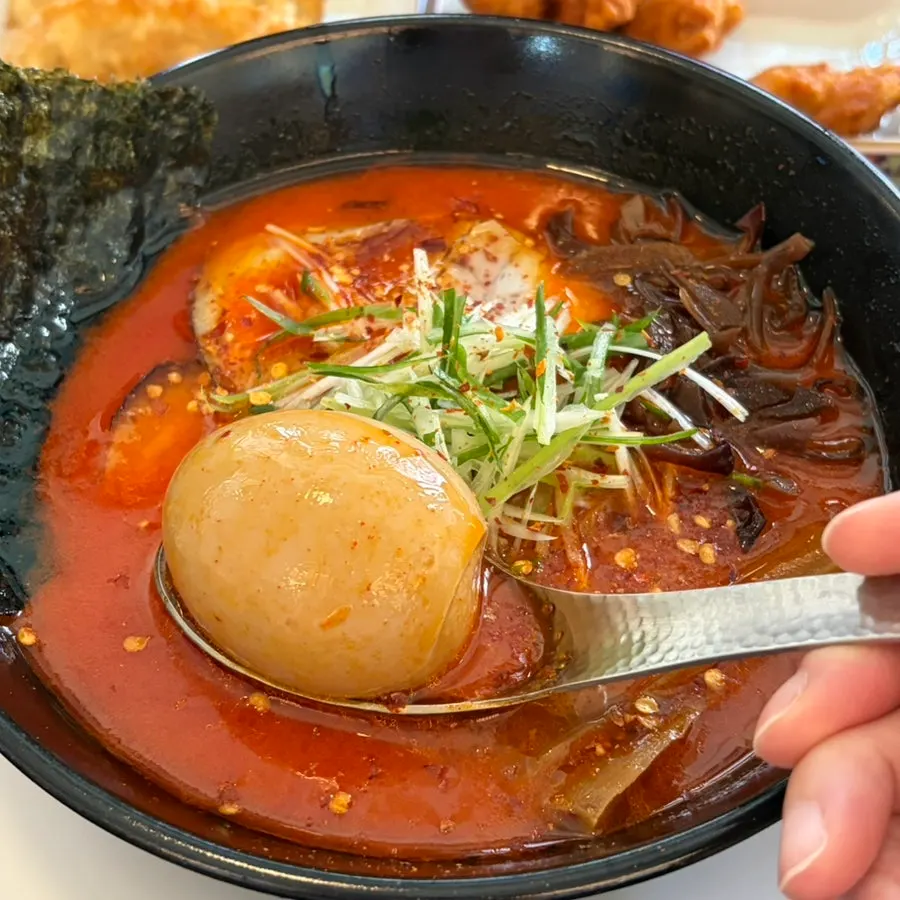 차슈를 들어올린 라멘 클로즈업