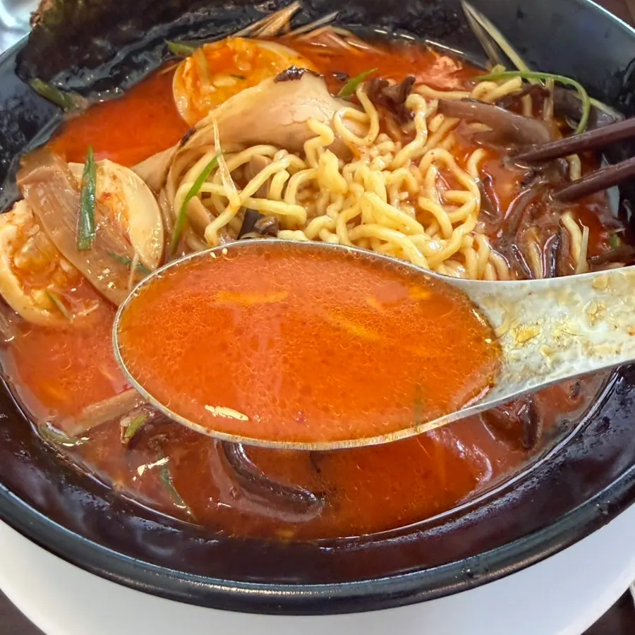 매콤한 붉은 라멘 국물