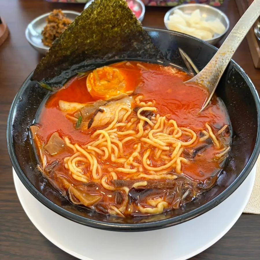 꼬들한 단단면을 건져 올린 모습