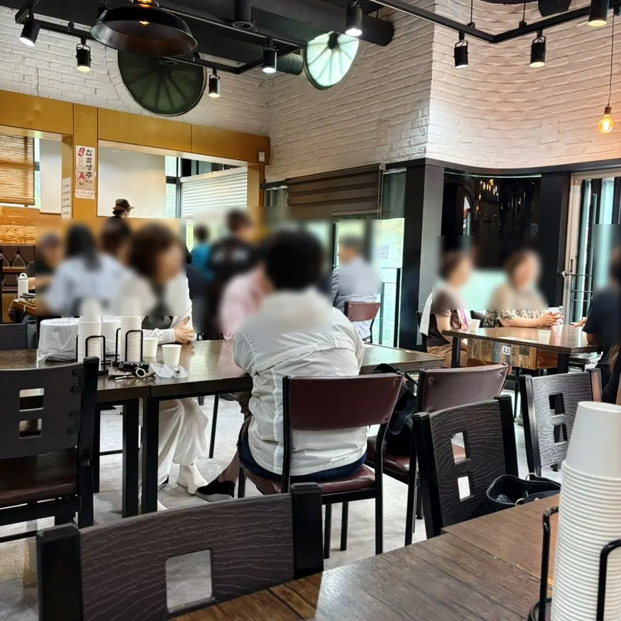 Restaurant guests during lunchtime