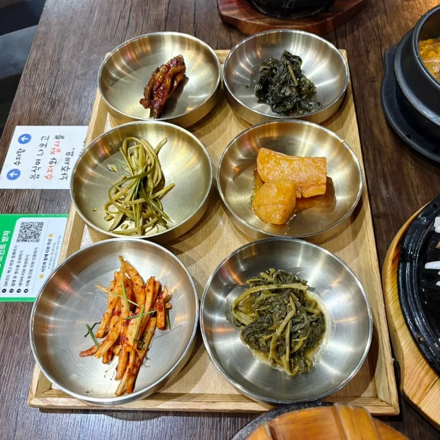 Charcoal-grilled pork and Tteuranchae Bapsang spread