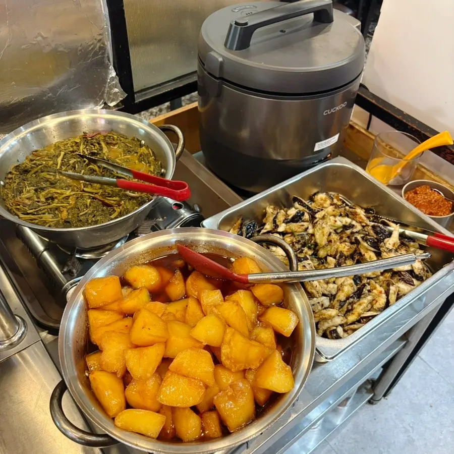 Side dishes including seasoned bellflower root and siraegi