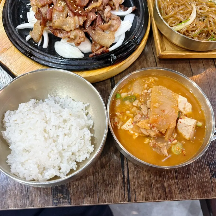 Warm side dishes ready for refills