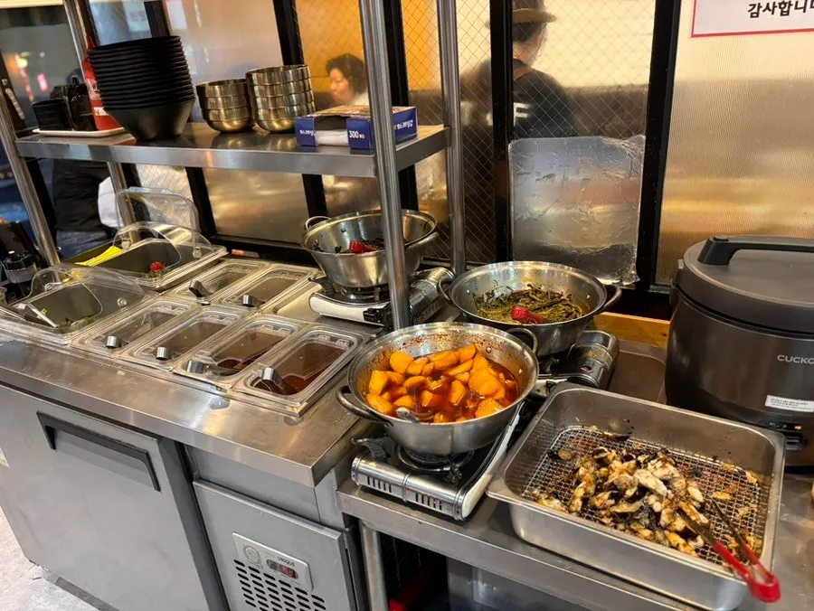 Self-service bar for rice and side-dish refills