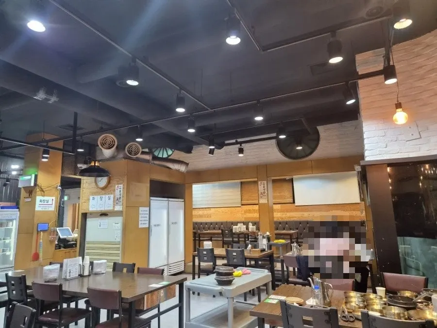 넓직한 김명주뜰안채밥상 매장 내부