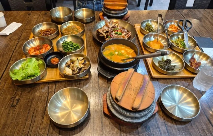뜰안채밥상과 간장게장 상차림