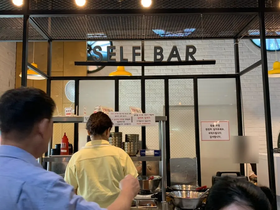 Self-service bar for refilling rice and side dishes