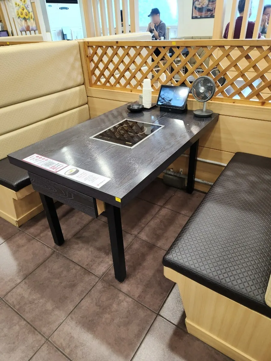 한촌설렁탕 까치울역점 매장 내부 테이블