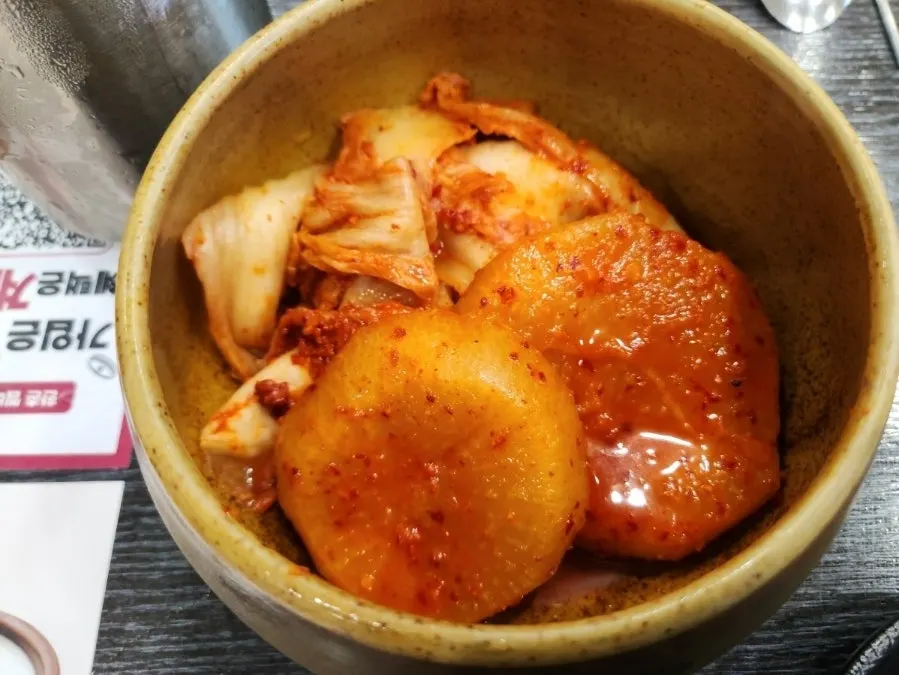 깍두기와 배추김치 밑반찬 한 상