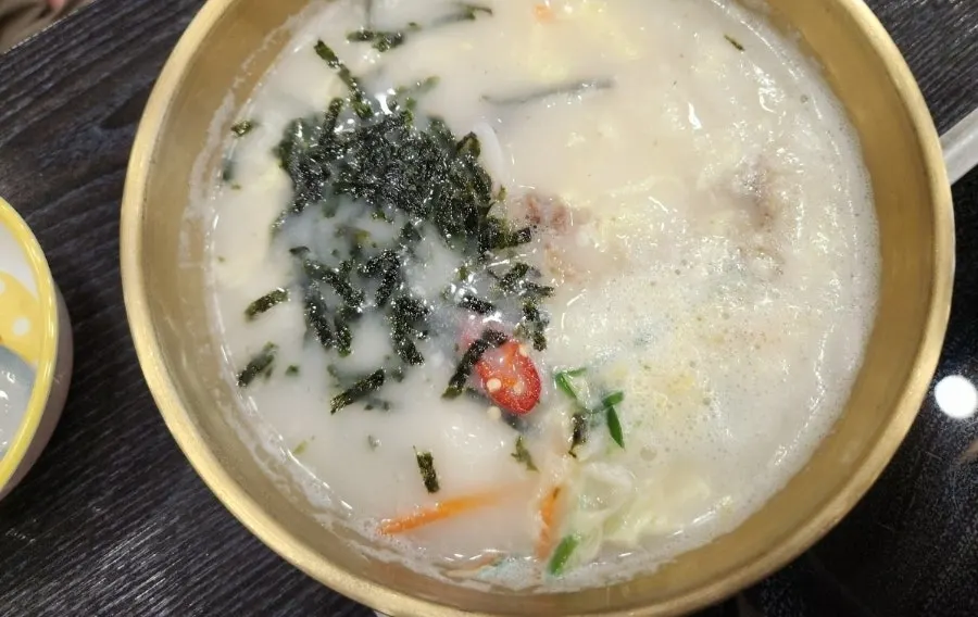 떡국 떡이 올라간 떡국설렁탕 한 그릇