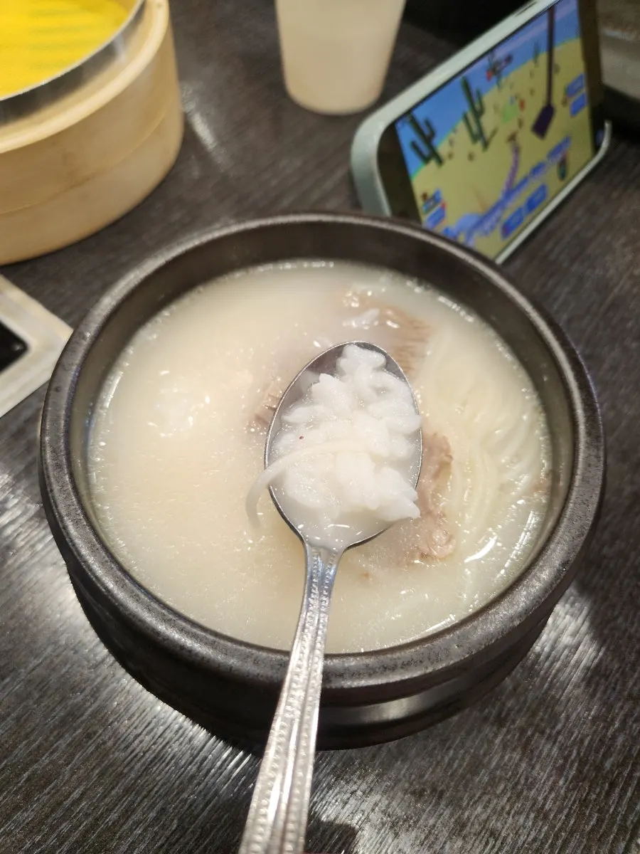 어린이설렁탕에 밥을 말아 먹는 모습