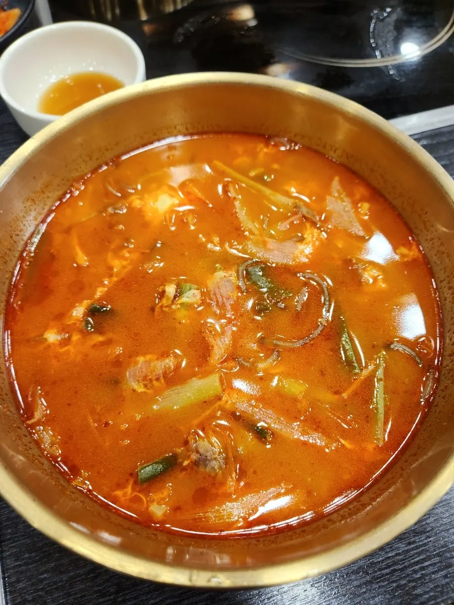 칼칼한 국물의 얼큰설렁탕