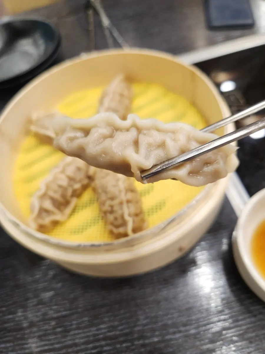 설렁탕과 함께 곁들인 갈비만두