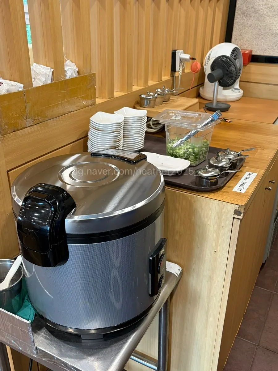 Spacious, clean seating inside Hanchon Seolleongtang