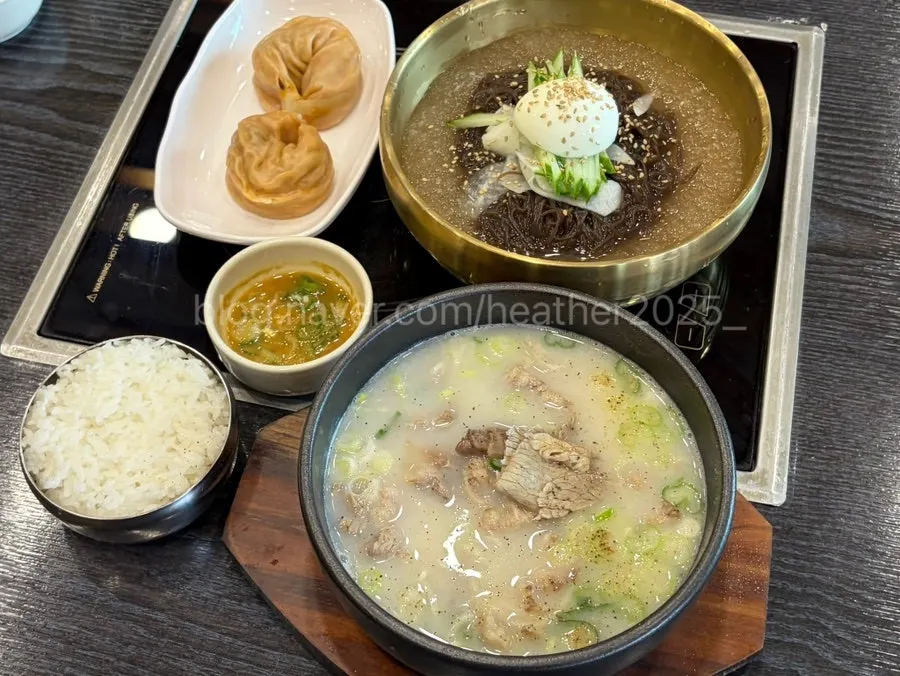Table set with the ordered food