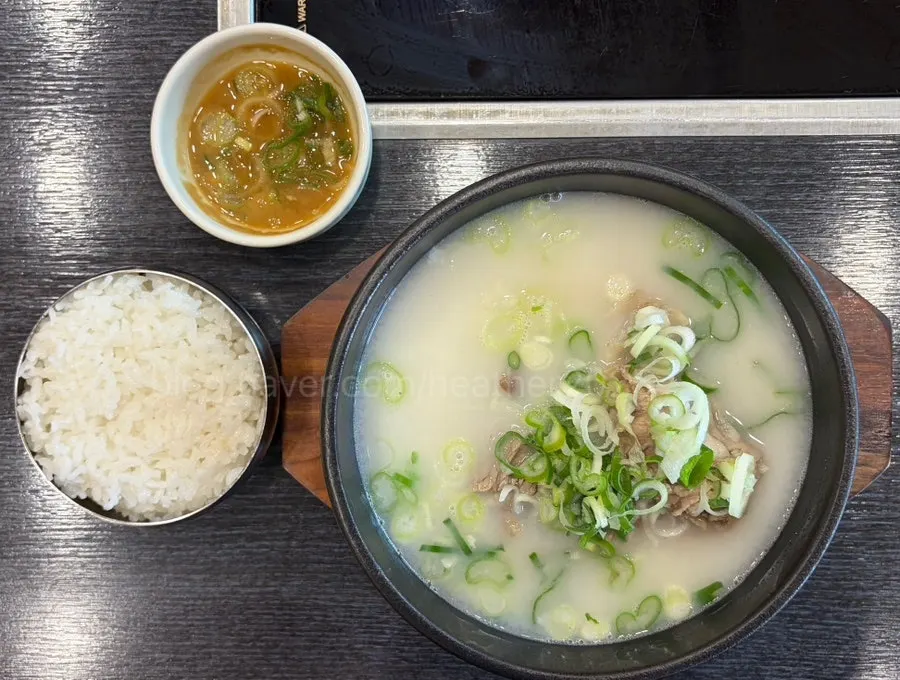 A full spread of teuk-seolleongtang with rice separate