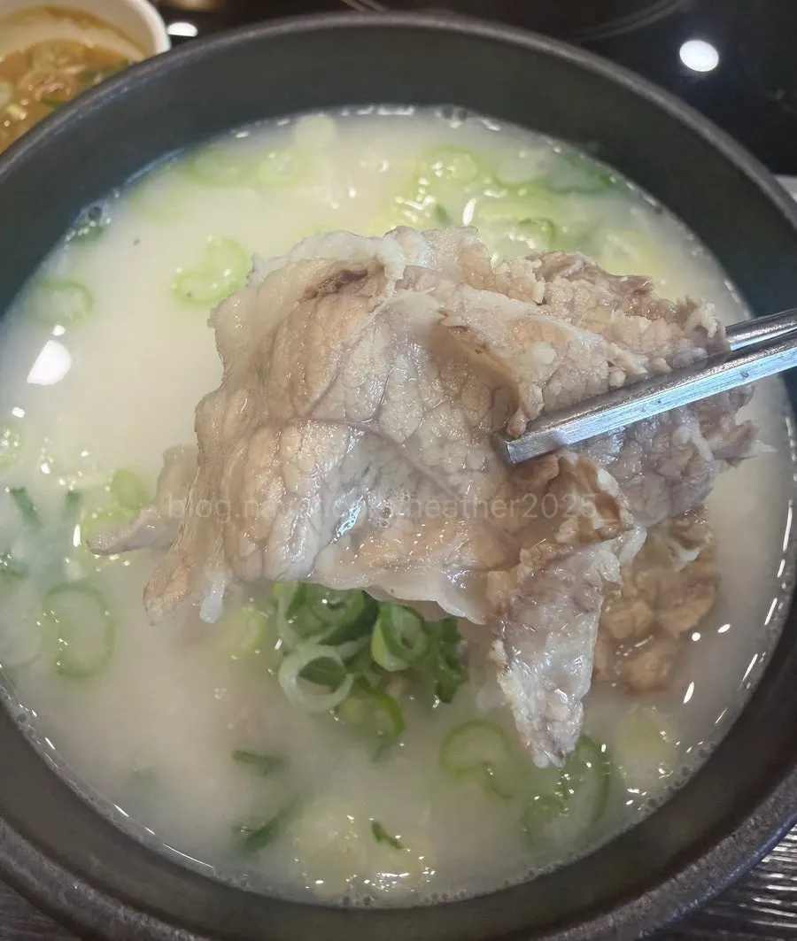 Teuk-seolleongtang broth loaded with meat and scallions