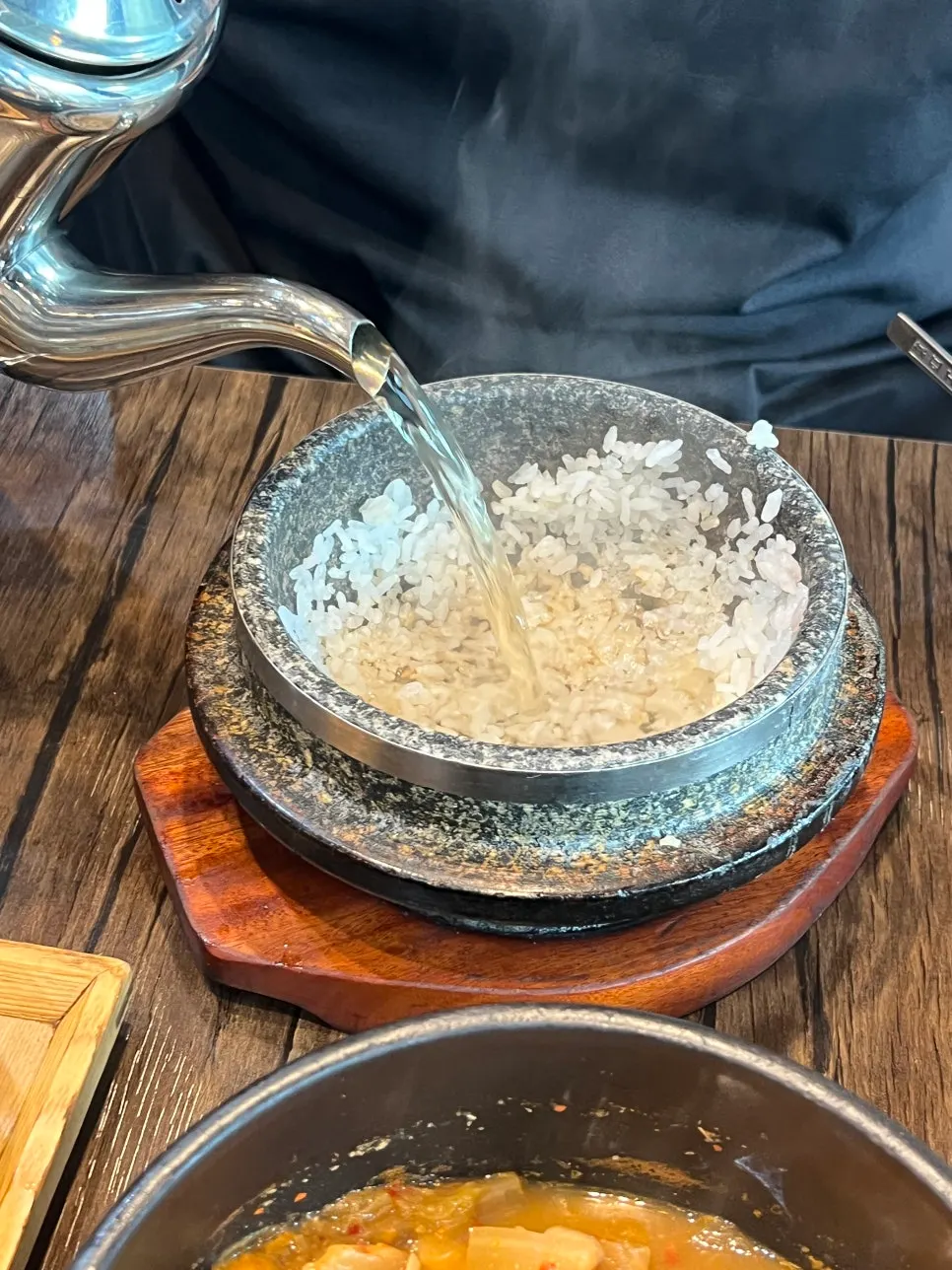 Making sungnyung by pouring broth from a kettle