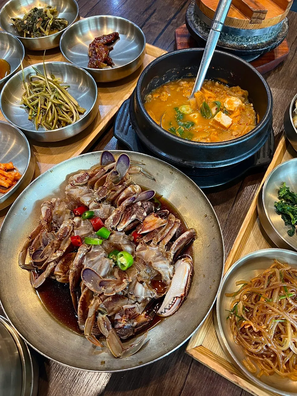 Full table with pot rice, cheonggukjang, and soy-marinated crab together