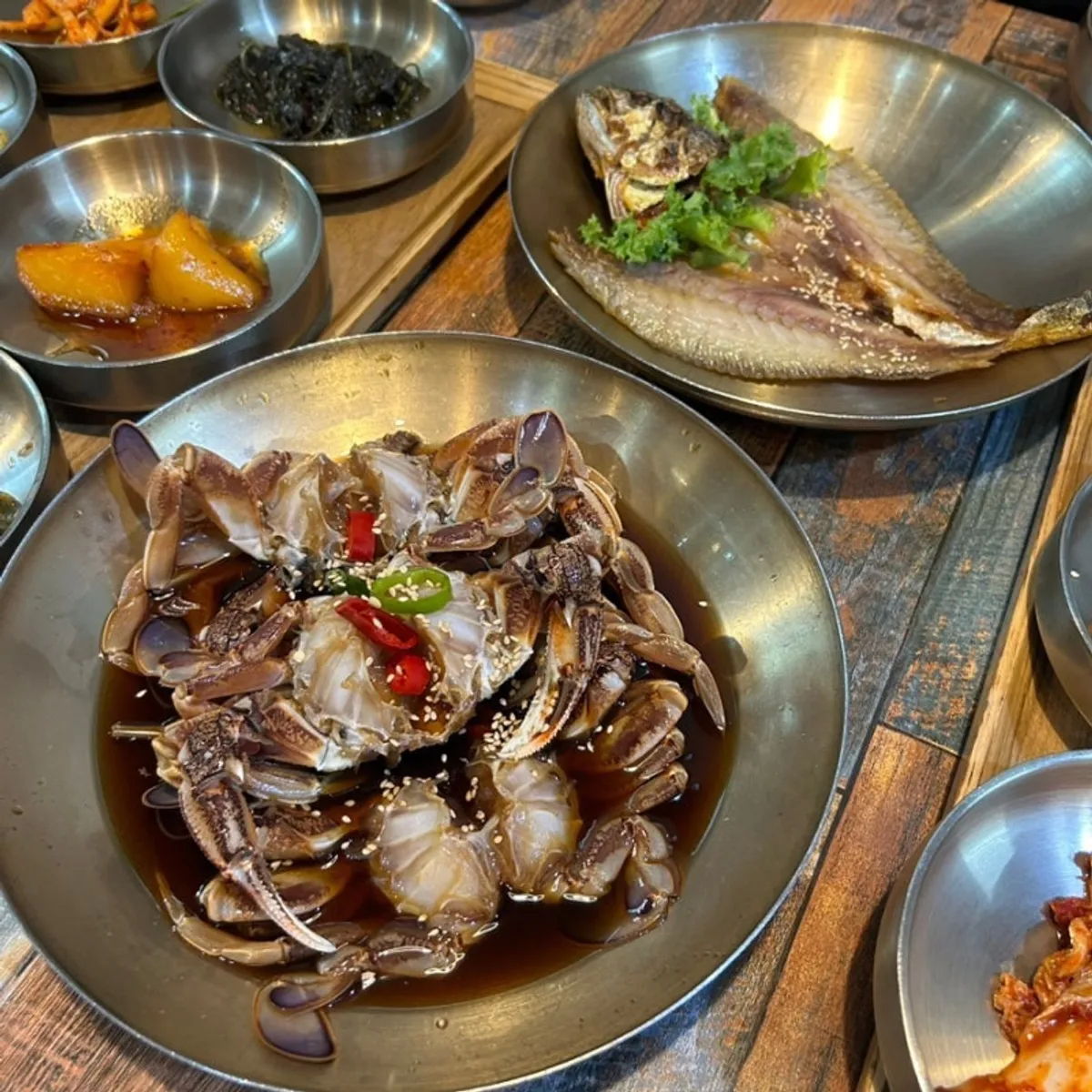 추가 주문한 간장게장과 보리굴비 한 상