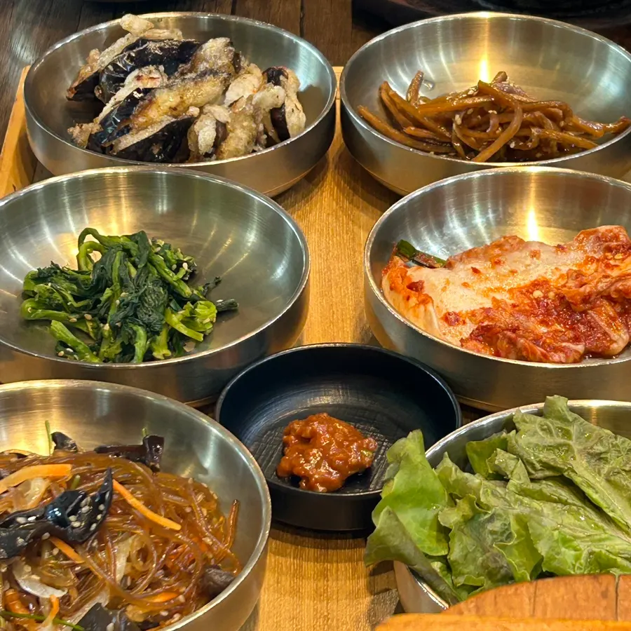 잡채와 가지튀김 등 제철반찬 접시