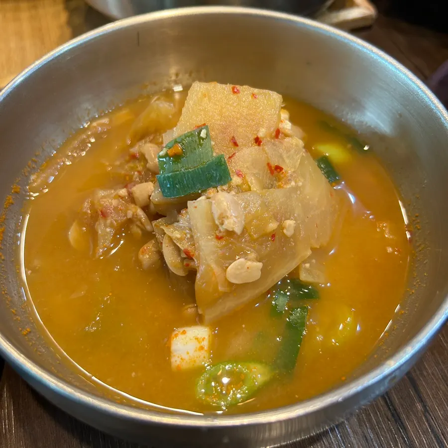 반찬과 국까지 차려진 든든한 밥상