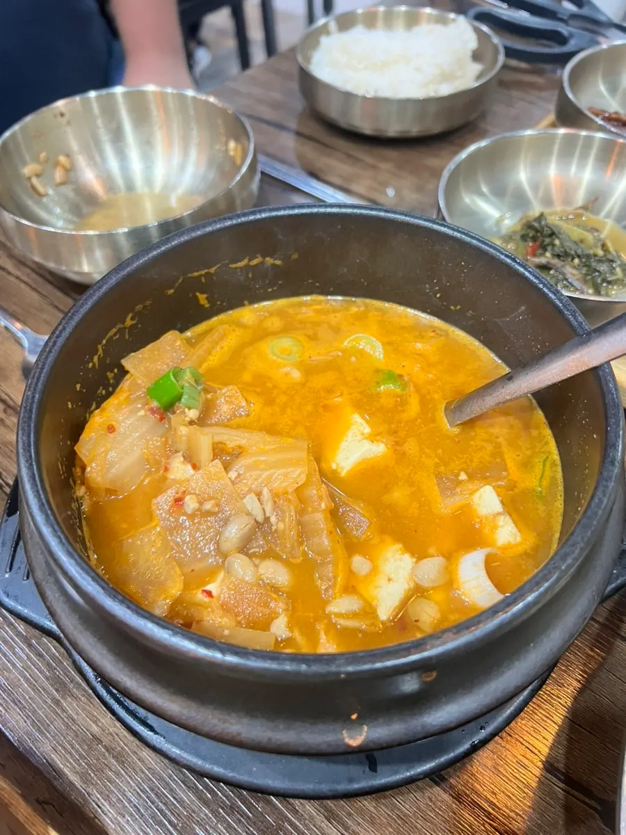 Fresh geotjeori kimchi served alongside cheonggukjang