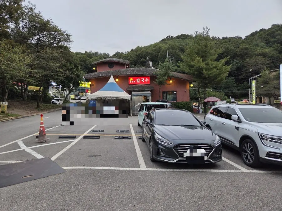 매장 앞 주차공간 전경