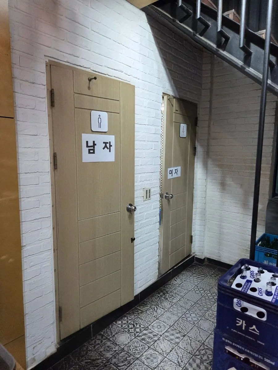 매장 안쪽 남녀 분리 화장실 입구
