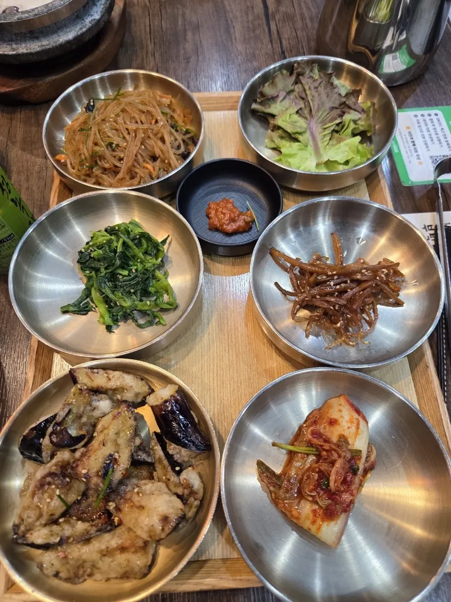 한상에 오른 밑반찬 접시들