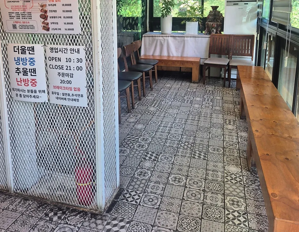 Entrance leading up to the second-floor Gim Myeongju Tteuranchae Bapsang