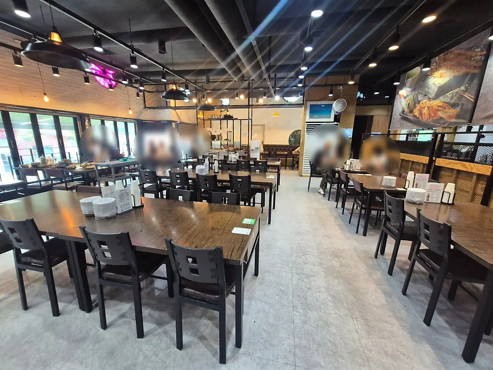Spacious, clean interior of Gim Myeongju Tteuranchae Bapsang