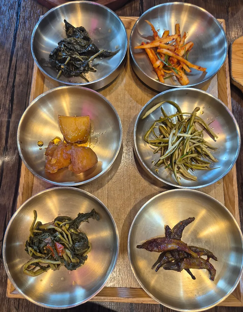 Table set with 12 basic side dishes
