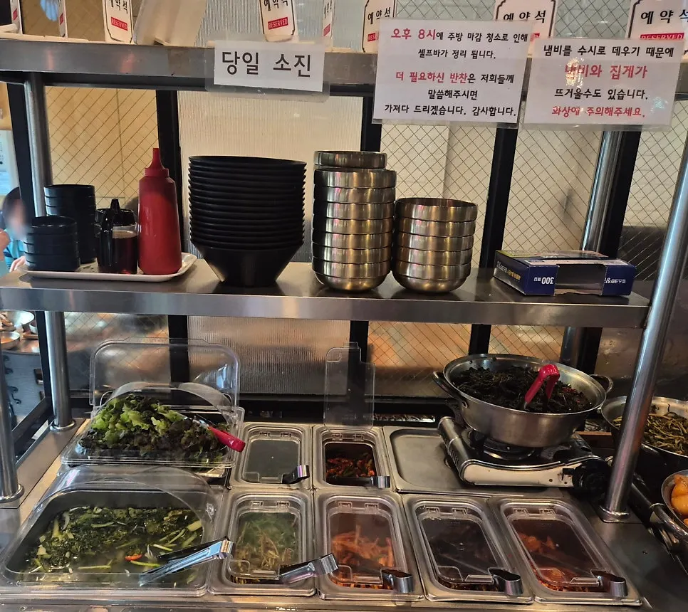 Self-bar where basic side dishes can be refilled
