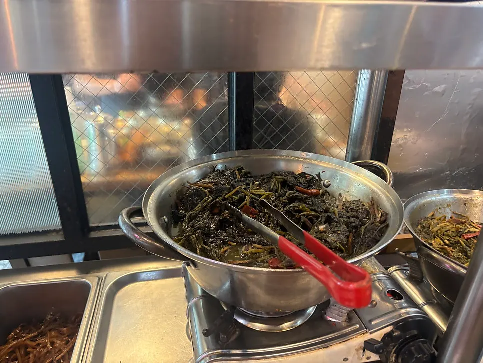 반찬을 무제한으로 담을 수 있는 셀프바