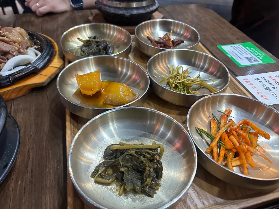 돌솥밥과 청국장이 차려진 한 상