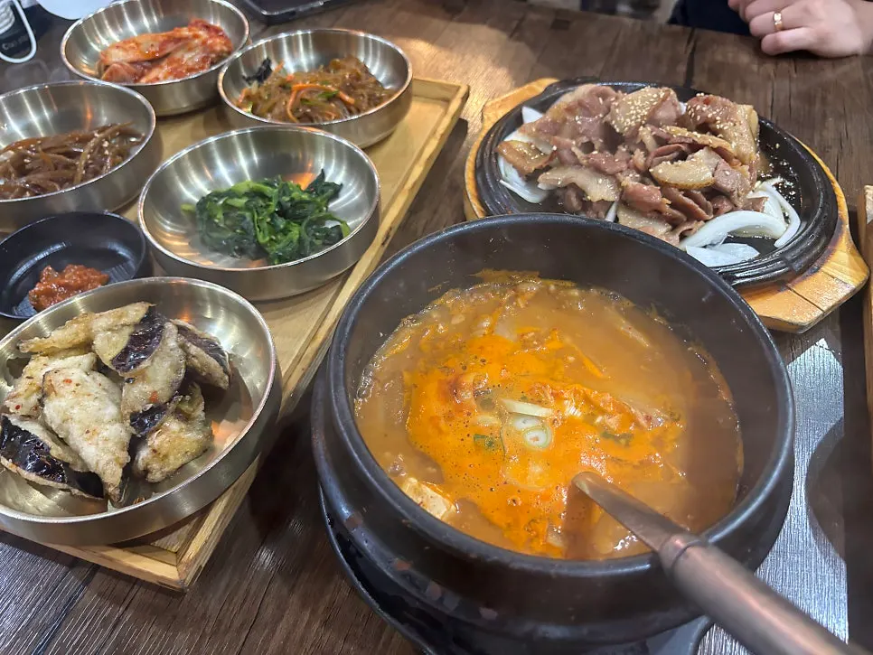 여러 가지 밑반찬이 깔린 상차림