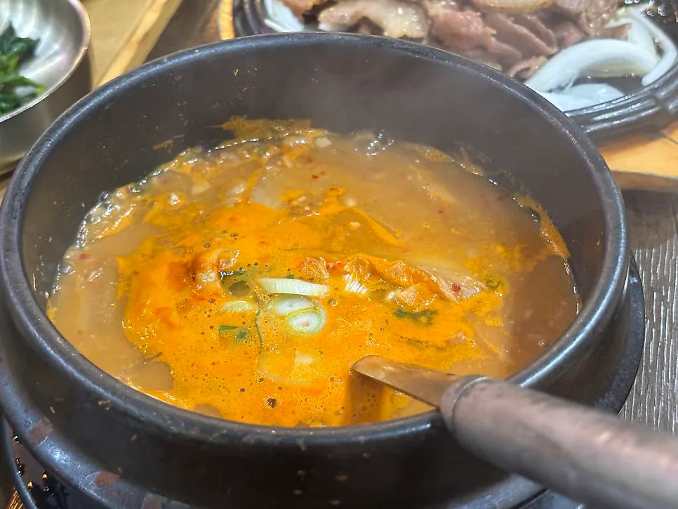 뚝배기에 담겨 나온 청국장