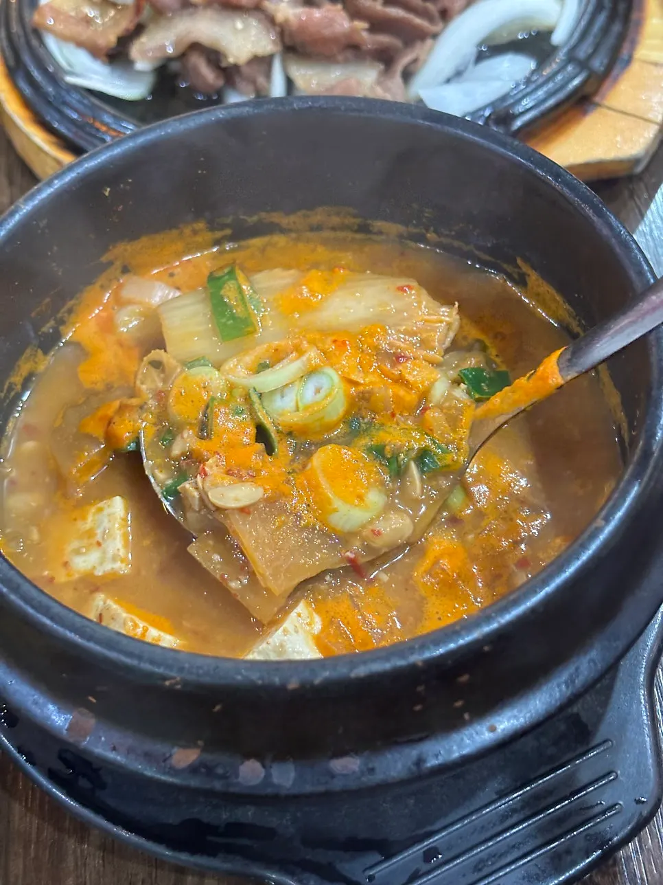 청국장 한 숟갈을 뜬 모습