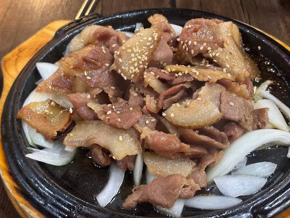 단품으로 주문한 숯불돼지구이 접시