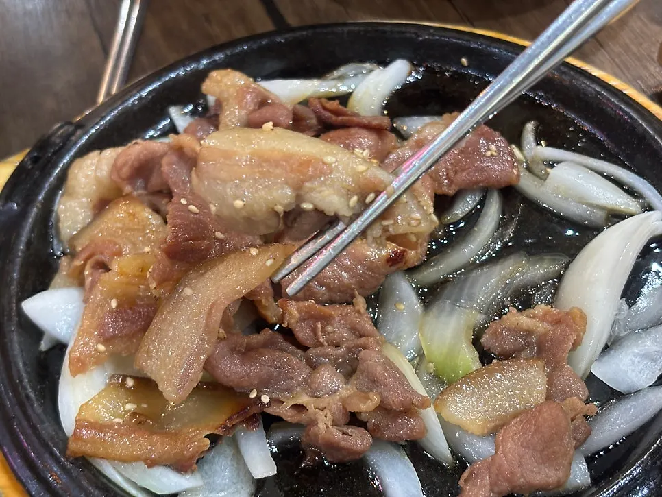참숯에 구운 돼지 목살 클로즈업