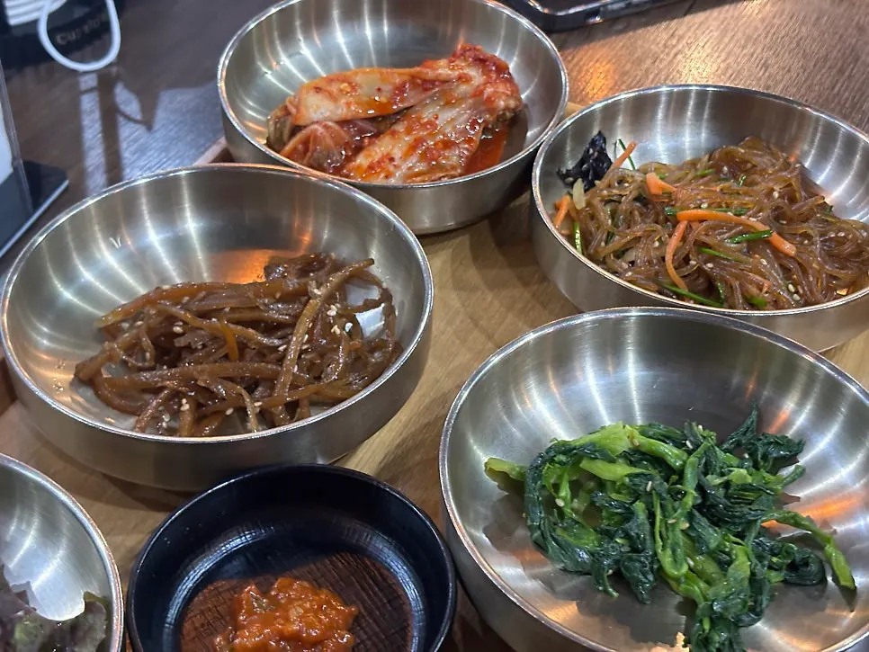 가지튀김과 잡채 등 밑반찬 구성