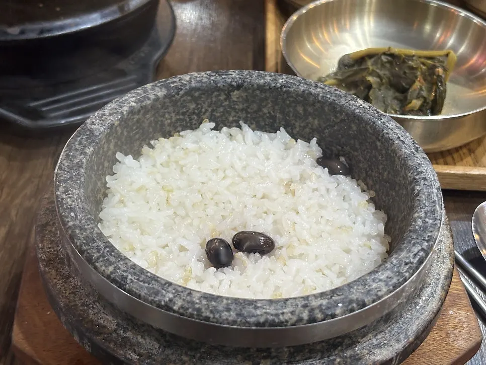 양념을 뿌린 가지튀김 접시