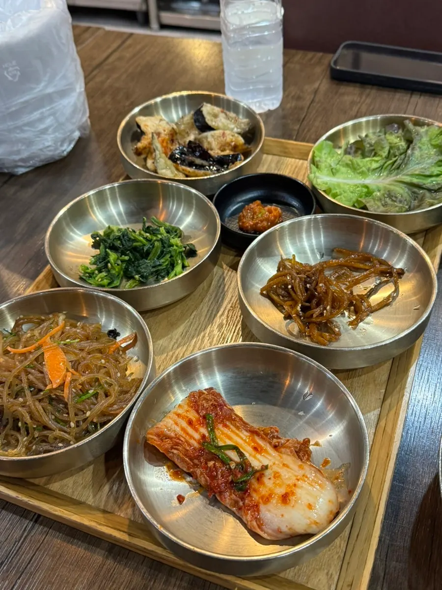 셀프바 밥솥과 비빔밥 재료