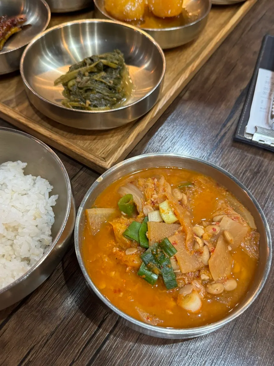 돌솥밥과 함께 차려진 상